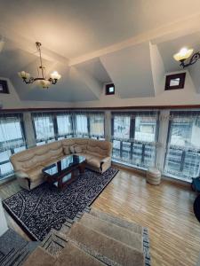 萨拉热窝Uspinjaca的带沙发和部分窗户的大型客厅