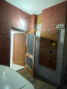 Φωτογραφία από το άλμπουμ του 2 BDRM APARTMENT with Kitchen and AC, Parking σε Sohāna