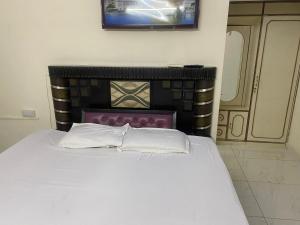 Ένα ή περισσότερα κρεβάτια σε δωμάτιο στο 2 BDRM APARTMENT with Kitchen and AC, Parking