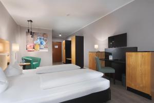 ein Hotelzimmer mit Bett und Schreibtisch in der Unterkunft Trip Inn Hotel Egelsbach Frankfurt in Egelsbach