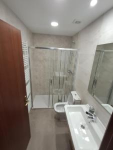 Koupelna v ubytování ALBERGUE CASA ARQUEÑA sólo peregrinos con credenciales