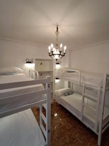 Postel nebo postele na pokoji v ubytování ALBERGUE CASA ARQUEÑA sólo peregrinos con credenciales
