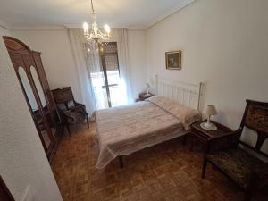 Postel nebo postele na pokoji v ubytování ALBERGUE CASA ARQUEÑA sólo peregrinos con credenciales
