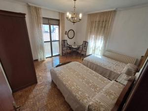 Postel nebo postele na pokoji v ubytování ALBERGUE CASA ARQUEÑA sólo peregrinos con credenciales