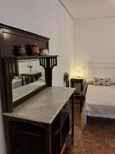 Postel nebo postele na pokoji v ubytování ALBERGUE CASA ARQUEÑA sólo peregrinos con credenciales