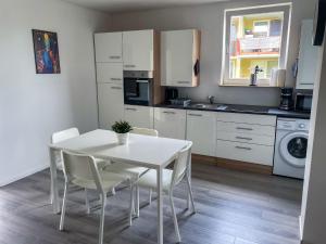 Kuchyň nebo kuchyňský kout v ubytování bookandstay24 Dietzenbach 2 Zimmerwohnung mit Balkon, Küche und Parkplatz-10