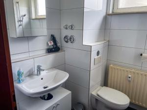 Koupelna v ubytování bookandstay24 Dietzenbach 2 Zimmerwohnung mit Balkon, Küche und Parkplatz-10 + 3 fotografie