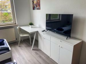 TV a/nebo společenská místnost v ubytování bookandstay24 Dietzenbach 2 Zimmerwohnung mit Balkon, Küche und Parkplatz-10