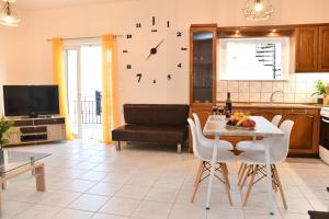 Televízia a/alebo spoločenská miestnosť v ubytovaní Sofie's Port View Apartment