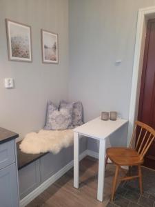 a room with a bench with a table and a chair at Trevlig lägenhet på landet in Örebro
