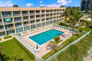 Bazén v ubytování Hutchinson Island BeachFront Heated Pool Balcony Top Floor Amazing View nebo v jeho okolí