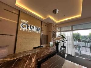 マニラにあるCharm Residences Staycation by Ashtiの壁に看板のあるレストランのロビー +14枚の写真