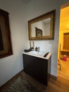 トレモリノスにあるLa Roca Suite Balcón al marの洗面台と壁に鏡が付いたバスルーム