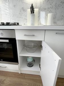 パネヴェジースにあるRami studio apartmentのシンクとボウルが付いた白いキッチンカウンター