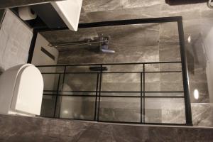 Un baño con ducha de cristal con inodoro. en Ada Life Hotel, en Estambul 79 fotos más