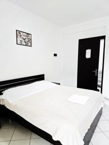 Voodi või voodid majutusasutuse Azure Hotel Dhermi toas