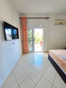 Postel nebo postele na pokoji v ubytování Azure Hotel Dhermi + 34 fotografií