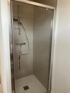 eine Dusche mit Glastür im Badezimmer in der Unterkunft Maison de campagne proche 24h in Roézé-sur-Sarthe