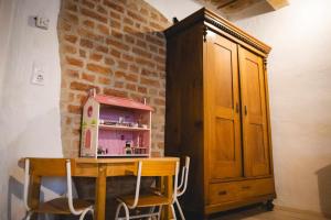 a doll house sitting on a table next to a wooden cabinet at Tömördi Vendégház in Tömörd