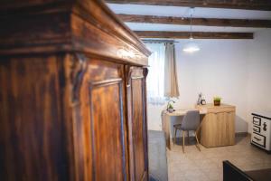 a room with a desk and a table and a chair at Tömördi Vendégház in Tömörd