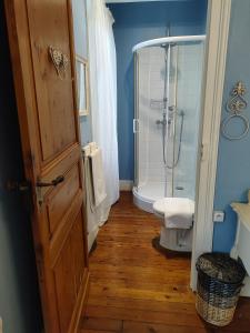 Foto dalla galleria di L'Entrée Chambres d'Hôtes Bar & Restaurant a Castillonnès