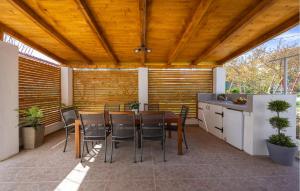 Balkón nebo terasa v ubytování Holiday Home Kastel Kambelovac 11