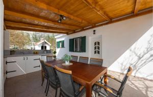Kuchyň nebo kuchyňský kout v ubytování Holiday Home Kastel Kambelovac 11