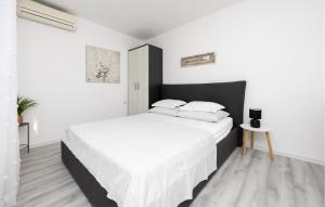 Postel nebo postele na pokoji v ubytování Holiday Home Kastel Kambelovac 11