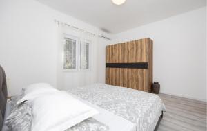 Postel nebo postele na pokoji v ubytování Holiday Home Kastel Kambelovac 11