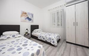 Postel nebo postele na pokoji v ubytování Holiday Home Kastel Kambelovac 11