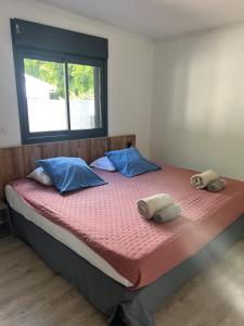 Letto o letti in una camera di La case Moana à l'Hermitage les bains