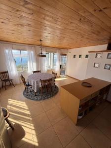 a dining room with a table and chairs in a room at Cabaña Vista Mar in Tongoy