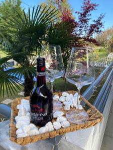 a bottle of wine and two glasses on a tray at Villa Kampou in Leptokarya