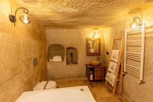 un baño con inodoro y lavabo en Arkelas Cave House, en Göreme 98 fotos más