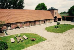 an overhead view of a building with a picnic table and chairs at Appartement T2 en pleine nature au sein d'une ferme au carré in Wambrechies
