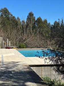 アロウカにあるQuinta da Barrosa - Private Villaの公園の中のスイミングプール