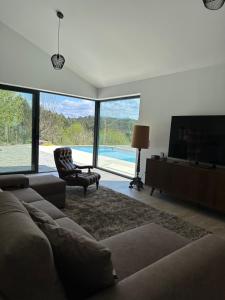 アロウカにあるQuinta da Barrosa - Private Villaのソファとテレビのあるリビングルーム