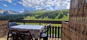 ein Tisch und Stühle auf einem Balkon mit Aussicht in der Unterkunft Studio avec balcon sud LES PISTEURS in Le Dévoluy