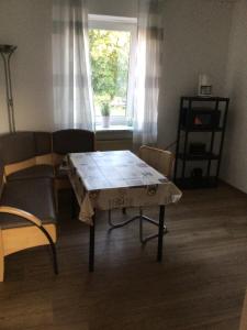 a living room with a table and chairs and a window at Unterkunft Güntersen in Adelebsen