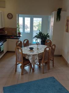 Η κουζίνα ή μικρή κουζίνα στο Apartment Monika +5 φωτογραφίες