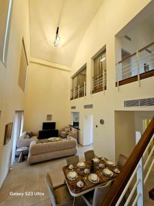 Posezení v ubytování C33 Samarah Resort LOFT apartment + 43 fotografií