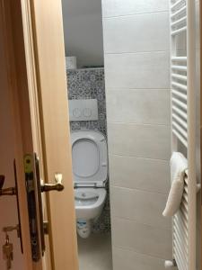 Ένα μπάνιο στο Casa Bunica - Vila Rustică cu Prispă Experiență Românească Autentică lângă Pârâu în Natura Loc Joaca Copii Oaza de Liniște