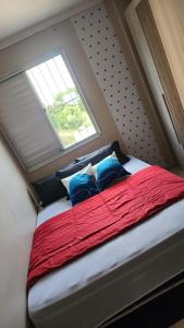 a bed in a small room with a window at Apê do ladinho de Alphaville in Osasco