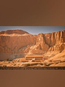una pintura de un edificio en el desierto cerca de una montaña en House of peace, en Al Aqālitah