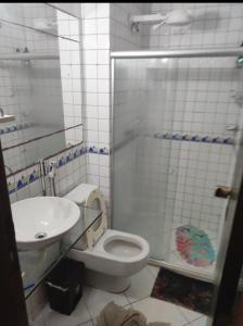 een badkamer met toilet en wastafel bij Guarajuba Summer Flat in Guarajuba