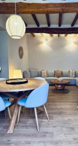 jadalnia ze stołem i niebieskimi krzesłami w obiekcie LA GIULIA Luxury - Homkeey Apartments w Rzymie