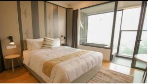 La PhuにあるWyndham Lynn Times Thanh Thủy- Big sales for early payersの大きなベッドと大きな窓のある寝室