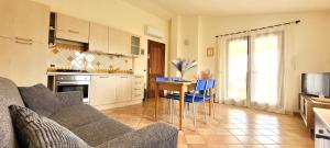 a living room with a couch and a table at Casa Nala - Villa con giardino in Budoni