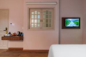 TV a/nebo společenská místnost v ubytování Salute Saigon Hotel and Spa