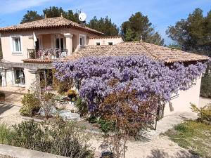una casa con una corona di fiori viola sopra di Entre vignes & Piano "Caudalie" chambre d'hôtes a La Roque-dʼAnthéron